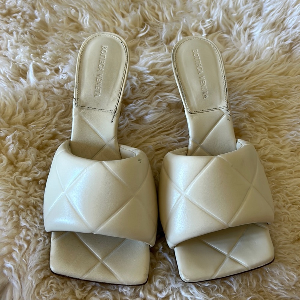 I am selling these bottega veneta